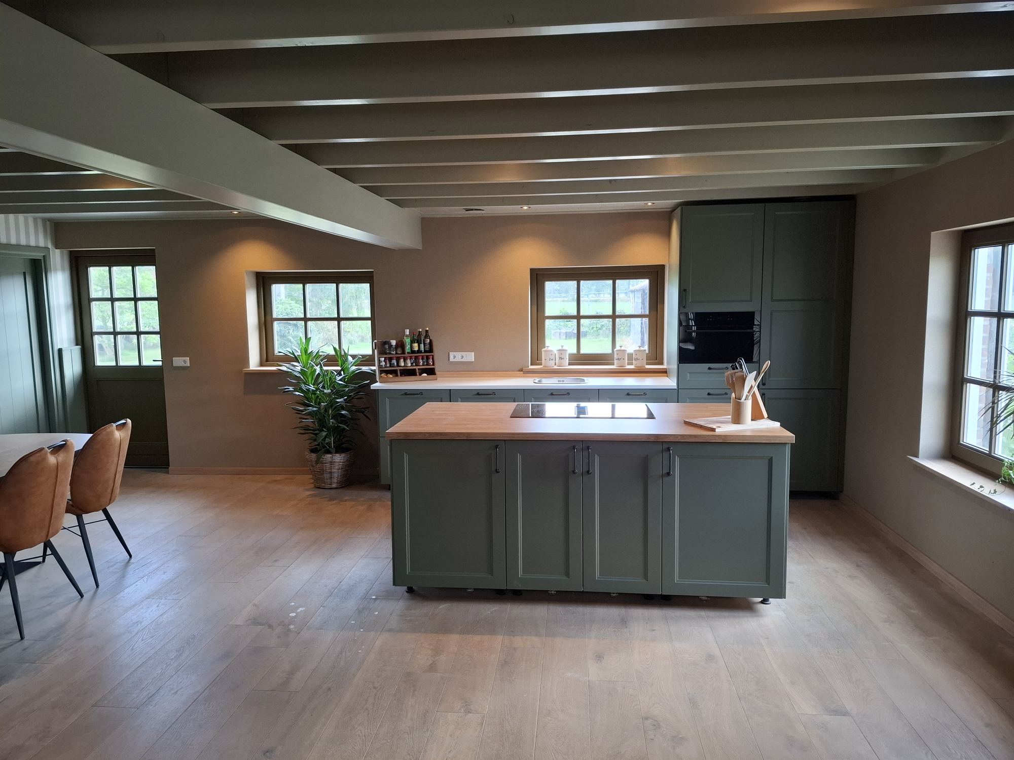 De volledig uitgeruste keuken met kookeiland