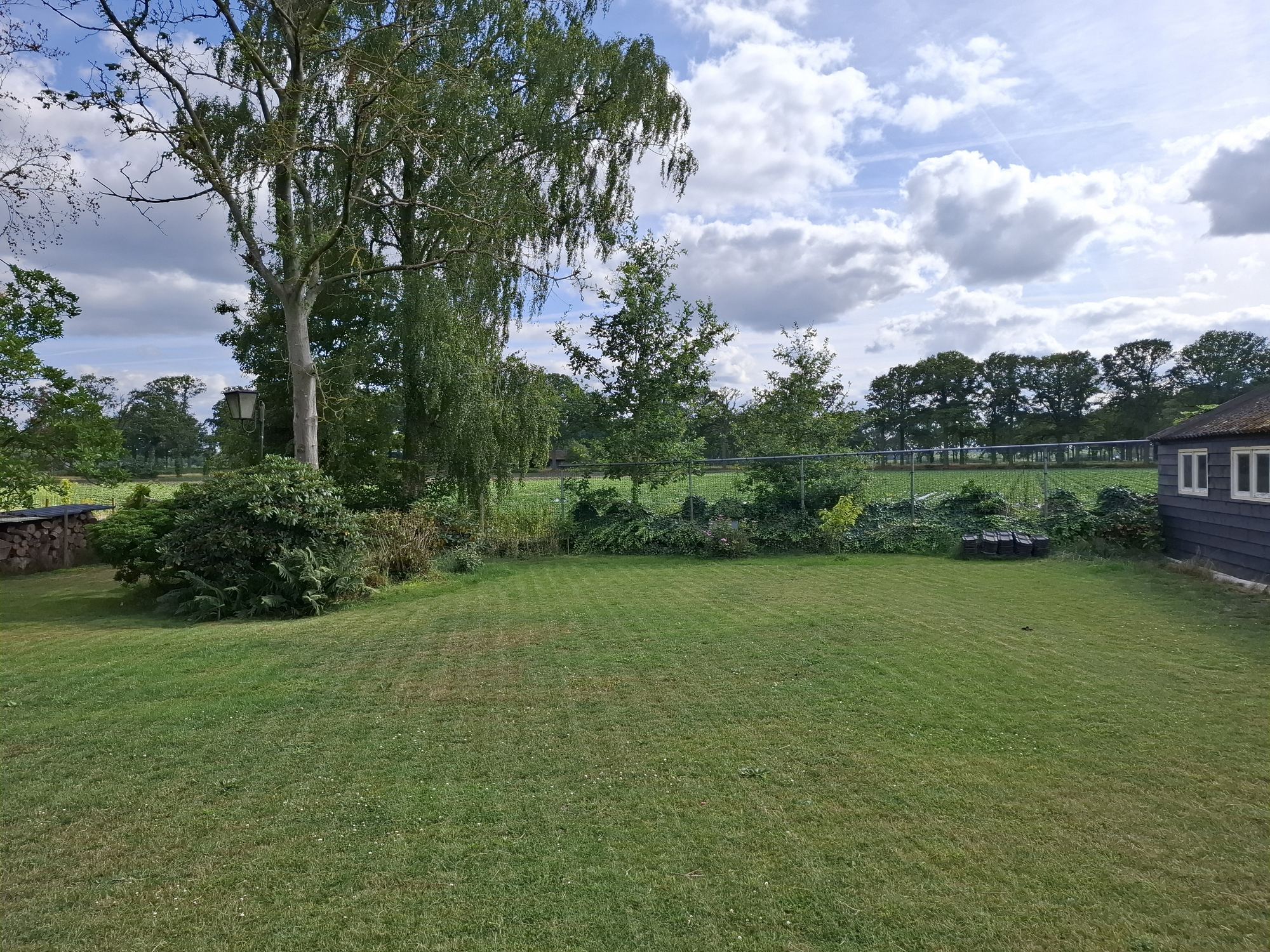 De tuin en het gazon achter de hoeve