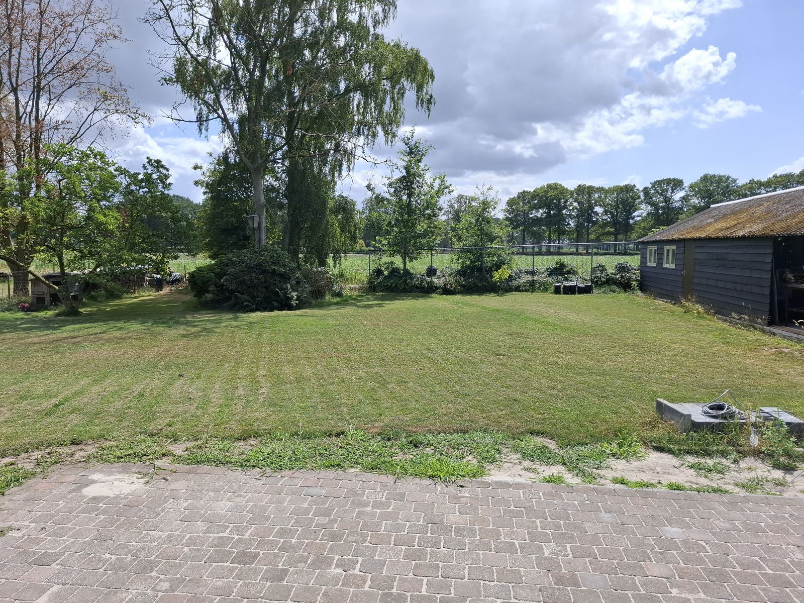 De tuin en het gazon achter de hoeve